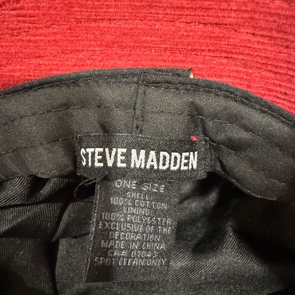 Steve Madden velvet bucket hat with side pocket - Picture 3 of 3